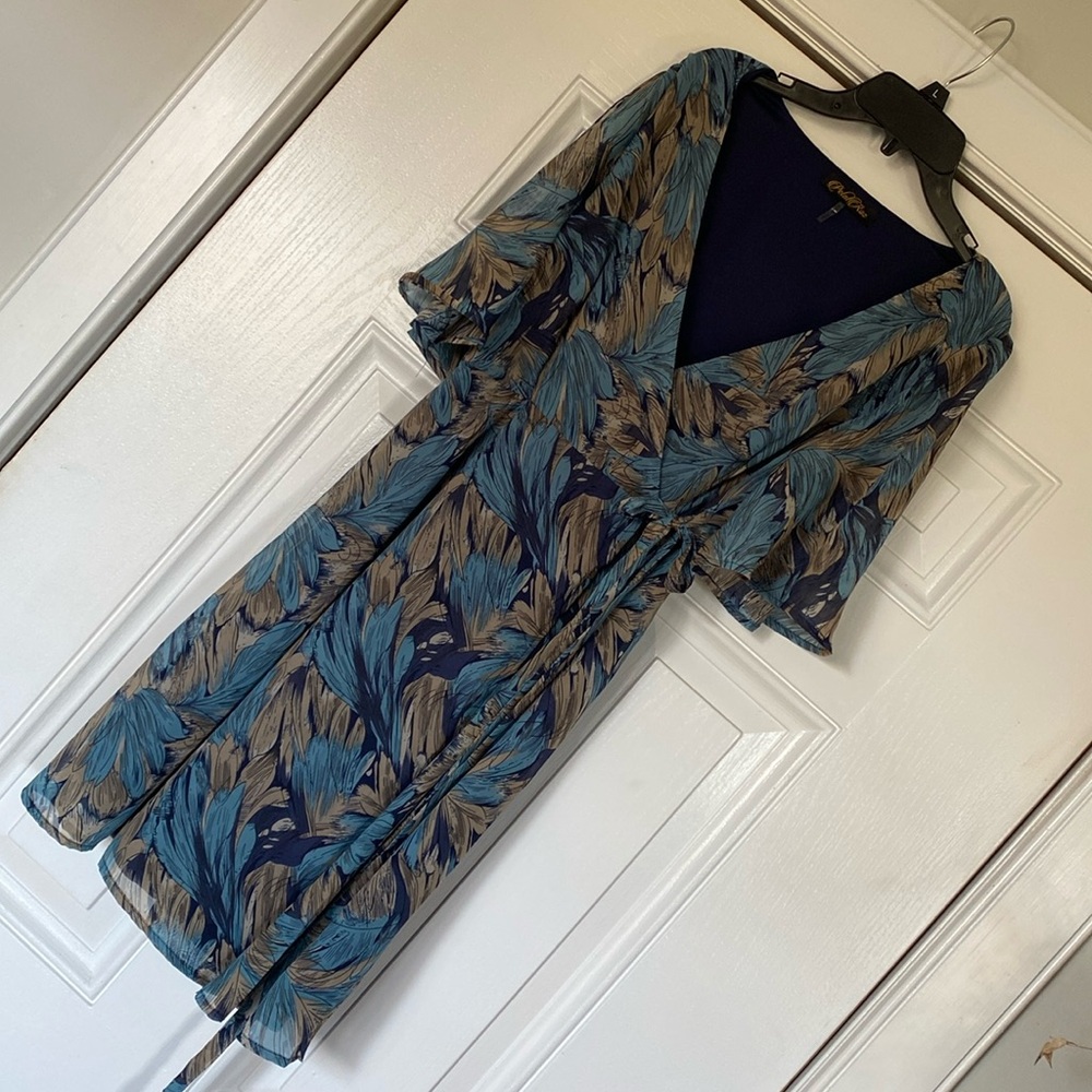 Petal Raz above knee wrap dress. Lt & dk blue and gray, dk blue lined